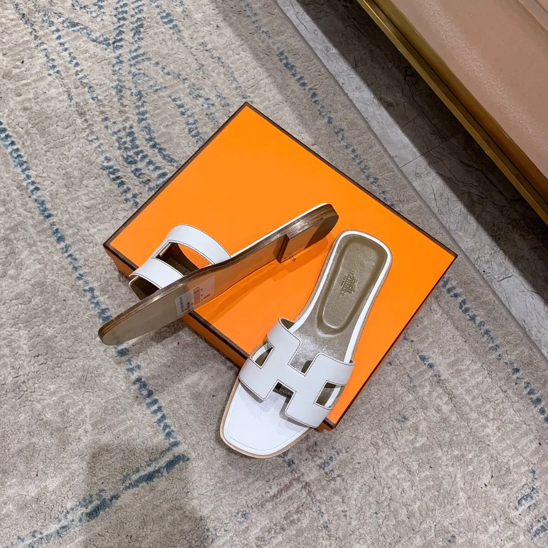 👟👟Ex-factory price 440👟👟 Hermes Hermes H slippers Oasis sandals series——————————Fashionable and versatile Super comfortable Every detail is made to the extreme Original swift calfskin Original 1:1 exclusive private mold upper/original leather outsole ▪️Packaging: Each pair of shoes comes with packaging ▪️SIZE: 35~42 (.40.41.42 customization is non-refundable and non-exchangeable)